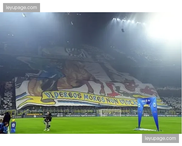 威斯特法伦南看台球迷展示巨型TIFO，致敬即将离任的体育主管